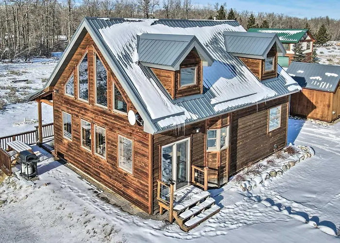 'Off The Beaten Path' Cabin W/ Mtn Views & Hot Tub