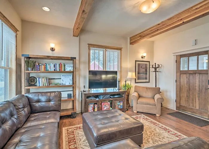 Updated Townhome W/ Hot Tub - Walk To Downtown!